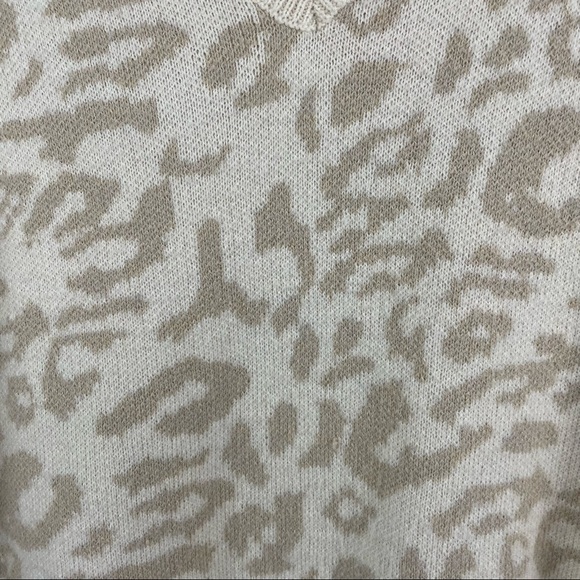 Main Strip Distressed V-Neck Pullover Sweater Cream/Tan Leopard Print Raw Hem M - Picture 8 of 10